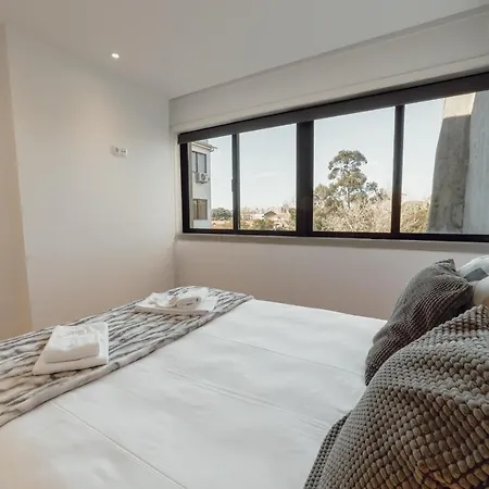 Downtown Stylish With Garage By Vacationy ポルト