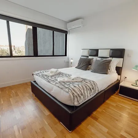 Downtown Stylish With Garage By Vacationy ポルト