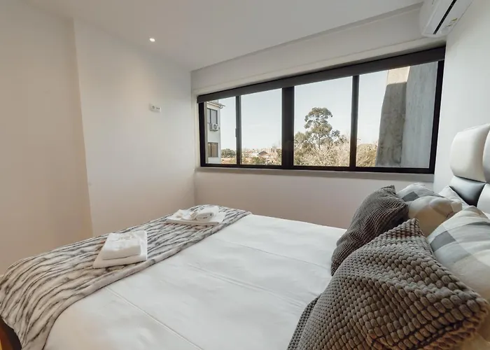 Downtown Stylish With Garage By Vacationy ポルト