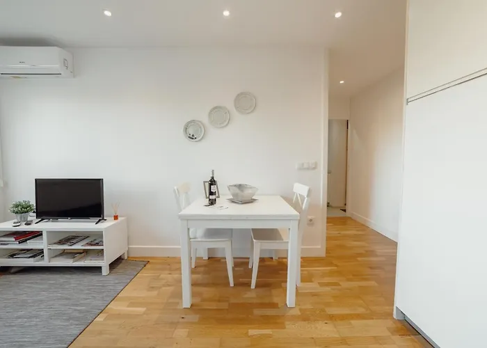 Downtown Stylish With Garage By Vacationy Apartament